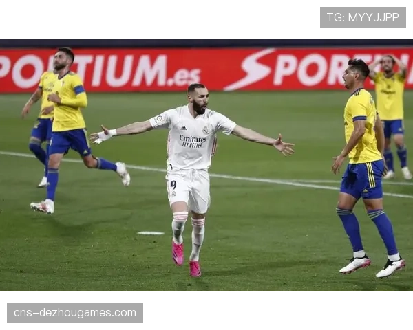 特写：维尼修斯突破造点后指向看台悼念离世球迷